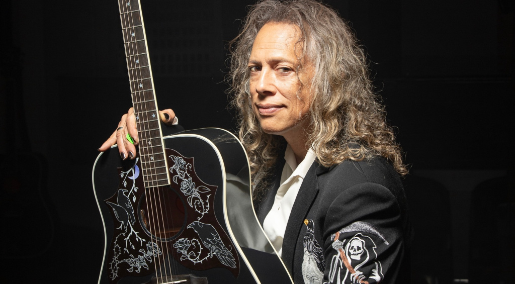 Der Metallica-Gitarrist freut sich über seine Gibson Custom Kirk Hammett Raven. Ein edles Sammlerstück für Fans!