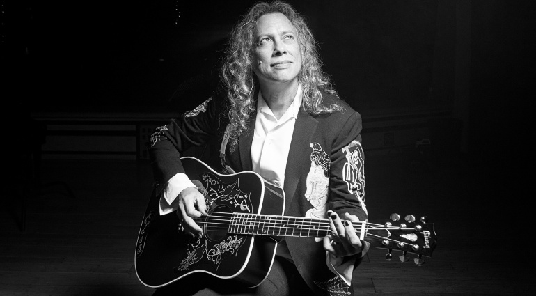 Der Metallica-Gitarrist freut sich über seine Gibson Custom Kirk Hammett Raven. Ein edles Sammlerstück für Fans!