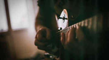 Gitarre analog spielen: Ein Experiment