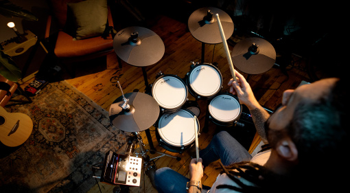 Alesis Nitro Ultimate E-Drums mit Pro Amp: Echtes Hi-Hat-Feeling für Zuhause und die Bühne!