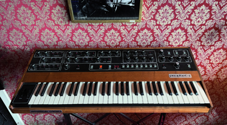Rückblick im Synthesizer Journal - Gerät Prophet 5 und Japan