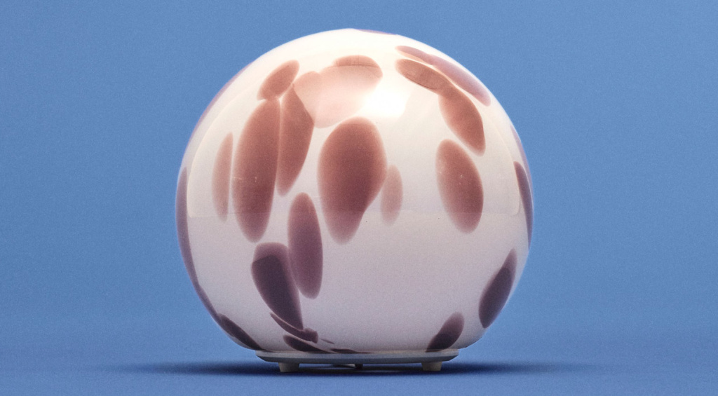 Eine gepunktete Version der klassischen FADO-Lampe gehört ebenfalls zu der neuen Kollektion