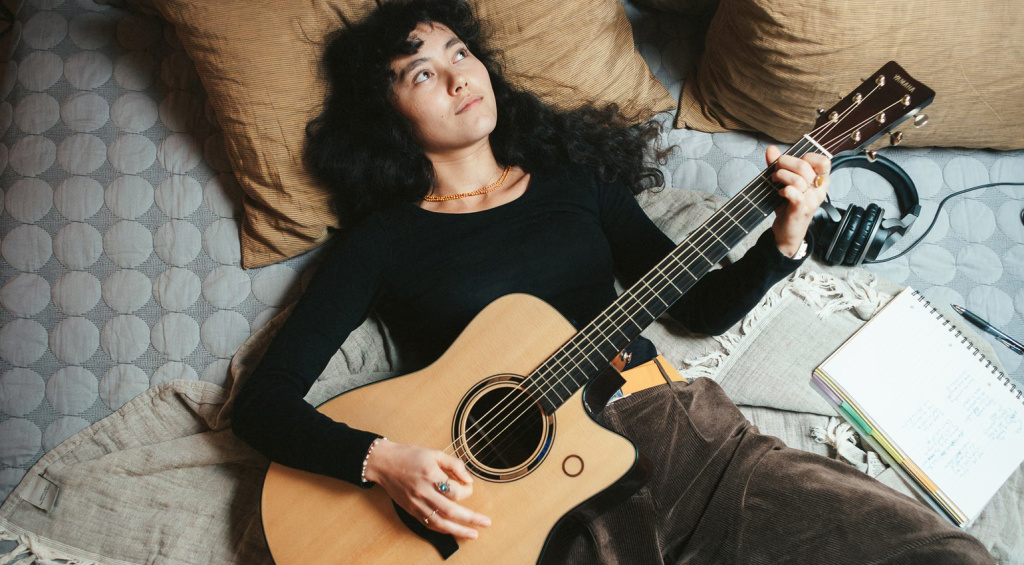 Es gibt Familienzuwachs in der TransAcoustic-Serie. Die Yamaha TAS3C hat einen kleineren Korpus, bietet aber dennoch alle Effekte und Looper.