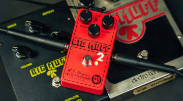 Der Electro Harmonix Big Muff PI 2 basiert auf einem wiederentdeckten Schaltungsdesign aus den 70er Jahren und wirkt wie eine Wiedergeburt!