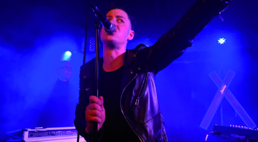 Vintage Synthesizer bei Agent Side Grinder