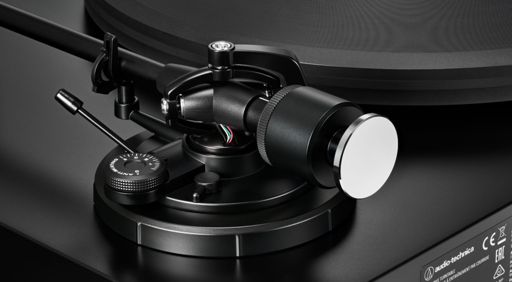 Der Schallplattenspieler bietet eine einstellbare Tonarmhöhe (VTA), Anti-Skating-Regelung sowie ein zusätzliches Gegengewicht