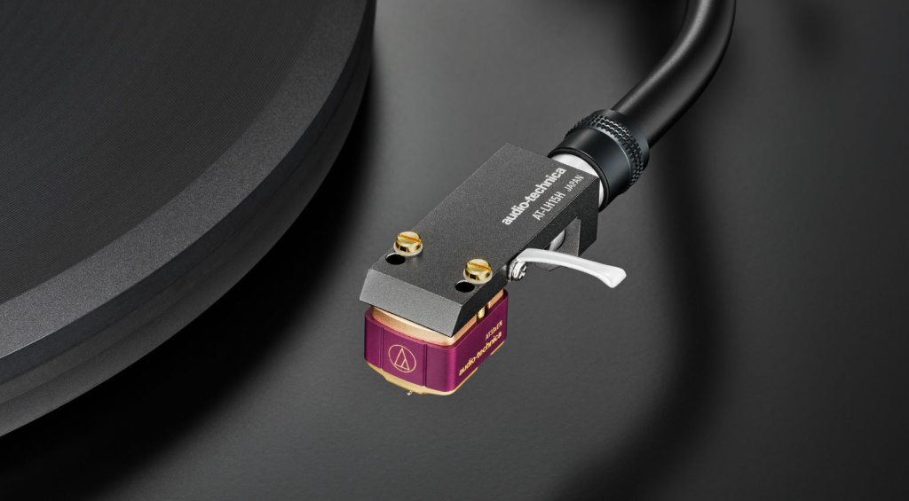 Ab Werk wird der Plattenspieler mit dem bewährten AT-VM95E-Tonabnehmer auf einem AT-LT10-Headshell ausgestattet