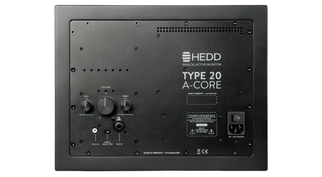 Auf der Rückseite befinden sich Anschlüsse für XLR, 6,35 mm Klinke und Cinch sowie regler zur klanglichen Anpassung