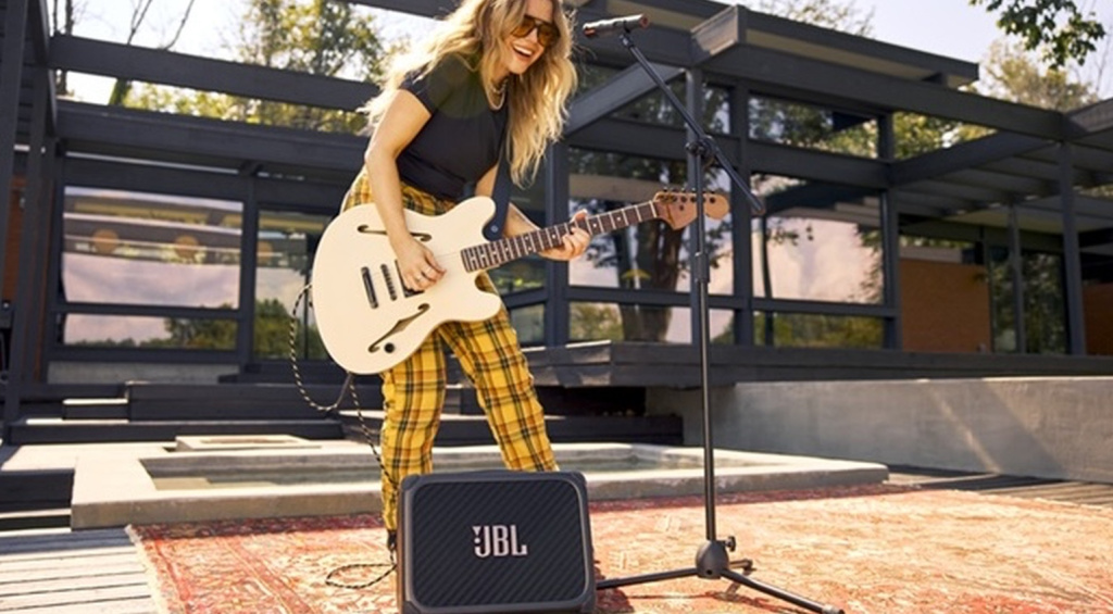 Mit der JBL Bandbox Solo und Bandbox Trio habt ihr eure Mini-Beschallung mit Amp-Effekten immer und überall dabei.