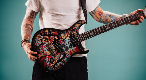 Mit der neuen PRS SE Ed Sheeran Cosmic Splash Limited Edition bekommt ihr eine Gitarre, die euch inspirieren könnte!