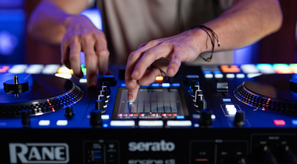 Motorisierte 7,2-Zoll-Aluminium-Plattentellern geben ein taktiles Feeling beim Mixen