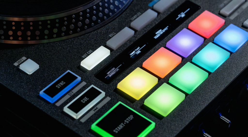 Für die DJ-Performance ist der Standalone-Controller umfangreich ausgestattet