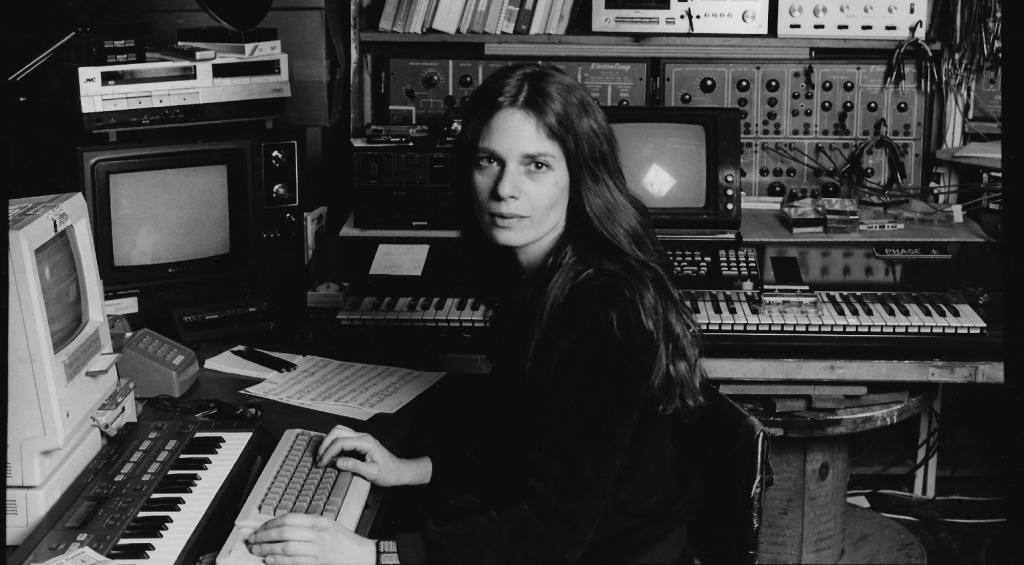 Laurie Spiegel in ihrem Studio