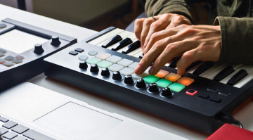 10 Wege, wie ihr mit Musik Geld verdienen könnt - auch ohne eine Nummer 1!