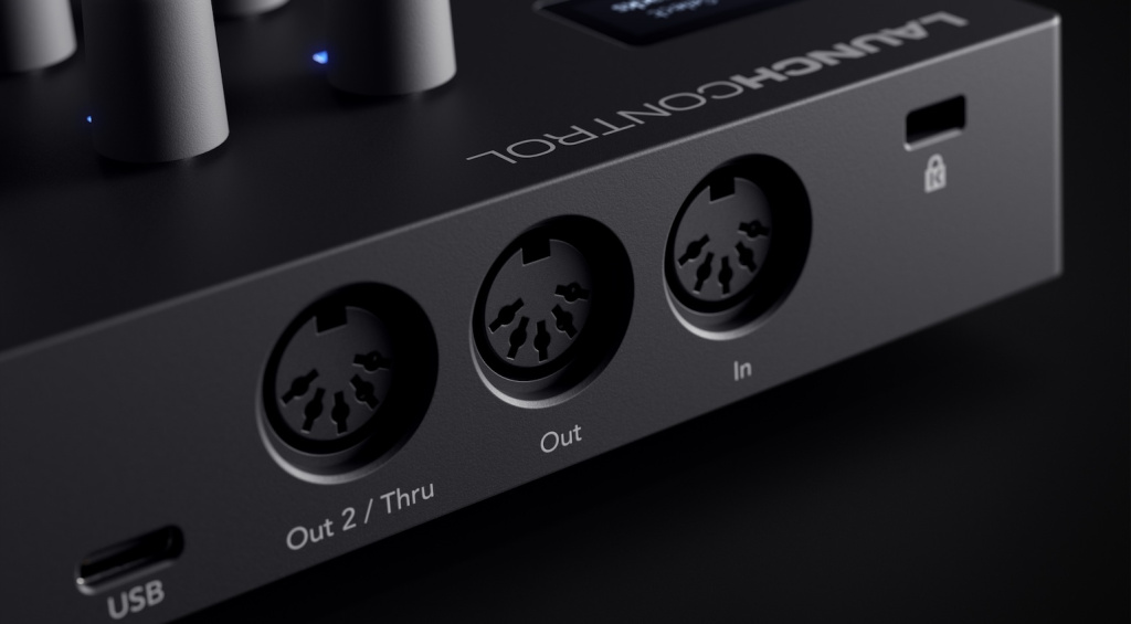 Der Controller bietet neben MIDI In und Out noch einen zweiten MIDI-Ausgang, der auch als Thru funktioniert