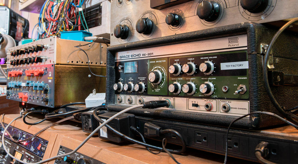 Space Echo Alternativen gibt es in Form von Nachbauten, Plugins und Pedalen – oft mit zusätzlichen Features