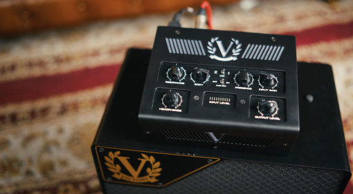 Der Victory PowerValve 200 passt in euren Rucksack und ist die perfekte Lösung, um euer Pedalboard mit echtem Röhrensound zu verstärken.