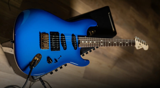 Die Charvel Jake E Lee Signature in Blue Burst soll an die Gitarre erinnern, die den Sound der ersten Alben von Ozzy Osbourne signifikant geprägt hat.