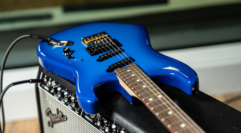 Die Charvel Jake E Lee Signature in Blue Burst soll an die Gitarre erinnern, die den Sound der ersten Alben von Ozzy Osbourne signifikant geprägt hat.