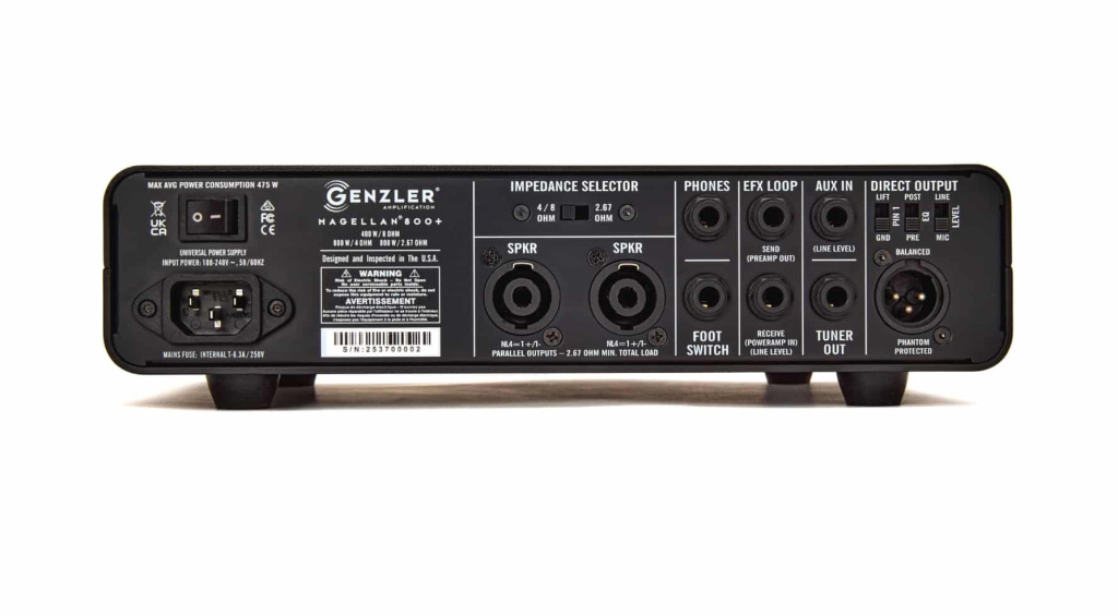 Rückseite. Man beachte den Kopfhöreranschluss und AUX-Eingang