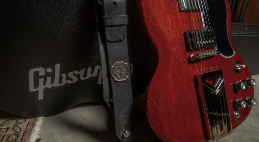 Mit der Gibson Jake Kiszka SG Standard wird uns eine waschechte Double-Cut mit interessanten Upgrades präsentiert.