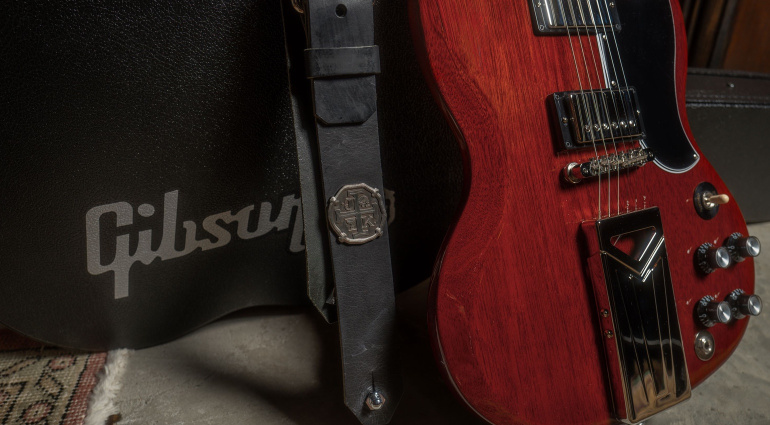 Mit der Gibson Jake Kiszka SG Standard wird uns eine waschechte Double-Cut mit interessanten Upgrades präsentiert.