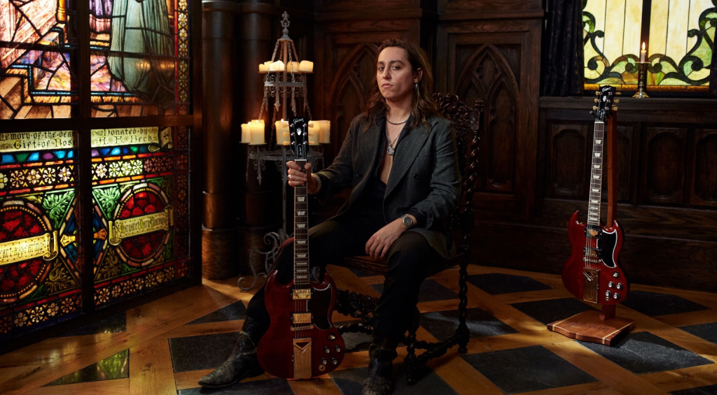 Mit der Gibson Jake Kiszka SG Standard wird uns eine waschechte Double-Cut mit interessanten Upgrades präsentiert.