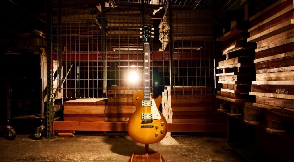 Die Gibson Les Paul Studio Double Trouble ist zurück und nun in den neuen Lackierungen „Cherry Sunburst“ und „Dirty Lemon Burst“ erhältlich.