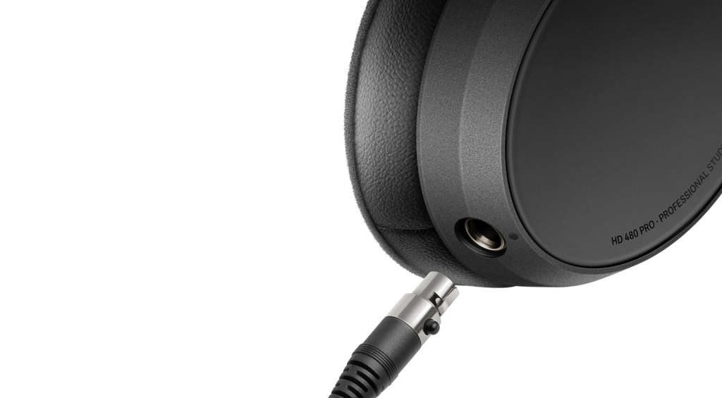 Das einseitig gefürhrte Kabel beim HD 480 PRO kann an beiden Seiten angeschlossen werden