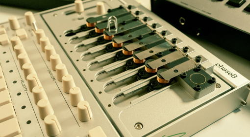 Korg phase8 im Angecheckt: Genialer Synthesizer oder überteuerte Klangskulptur?