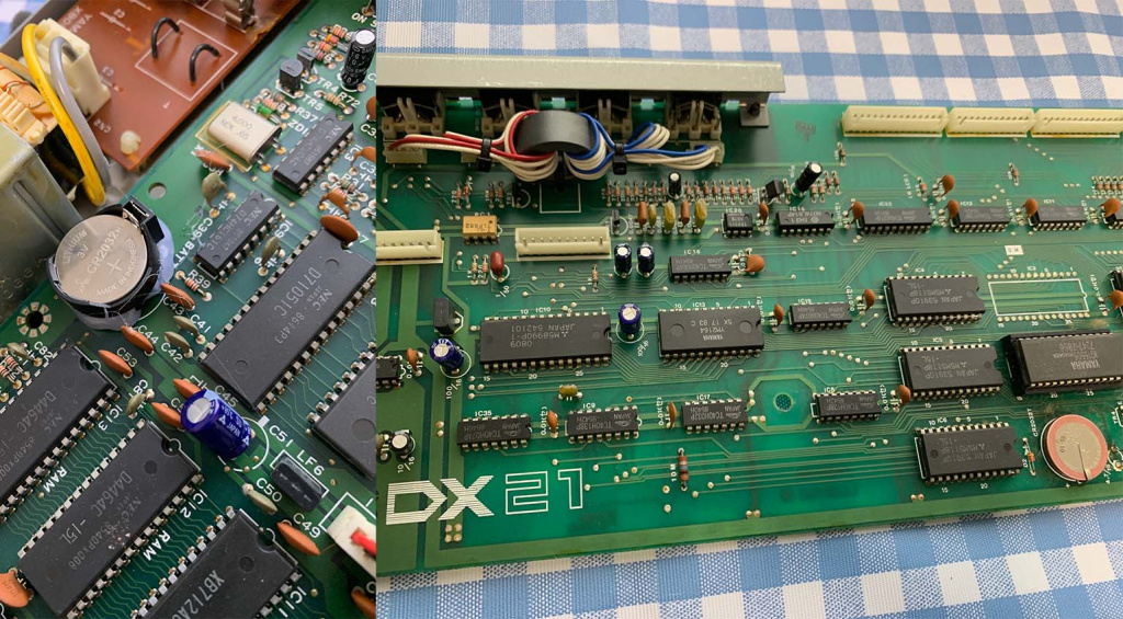 Beispiele für CR2032-Knopfzellen. Das Yamaha FB-01 (links) verfügt über einen eingebauten Halter, das DX-21 (rechts) hingegen nicht.