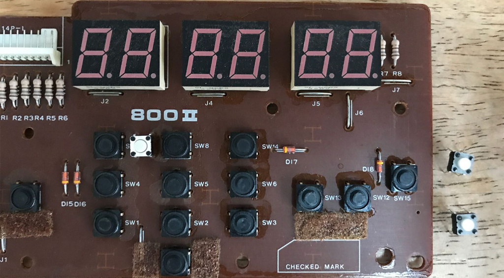 Die Tasten des Korg Poly-800 II müssen ausgetauscht werden. Die neuen Schalter liegen schon bereit.