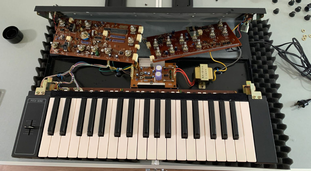 Synthesizer reparieren: Das Innere des Yamaha CS-5 muss gereinigt werden.