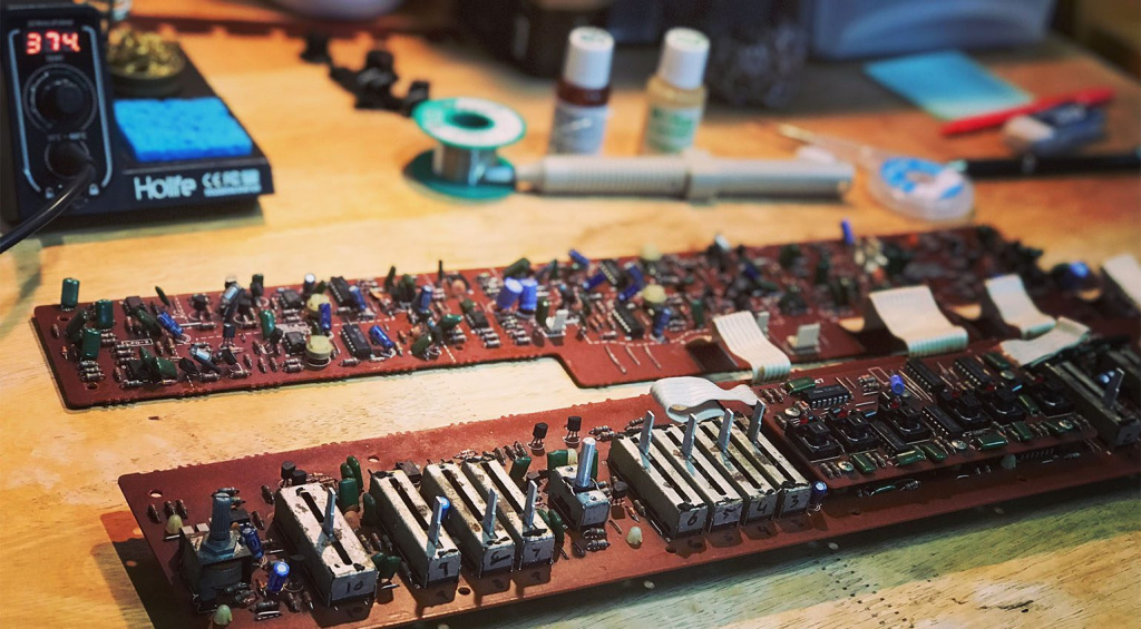 Löten erlernen, eröffnet eine ganze Welt voller neuer Möglichkeiten, um Synthesizer zu reparieren,