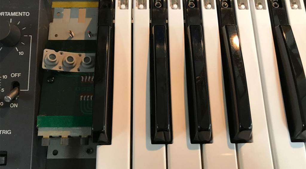 Reinigung der Kontakte unter den Tasten eines Roland Juno-106.