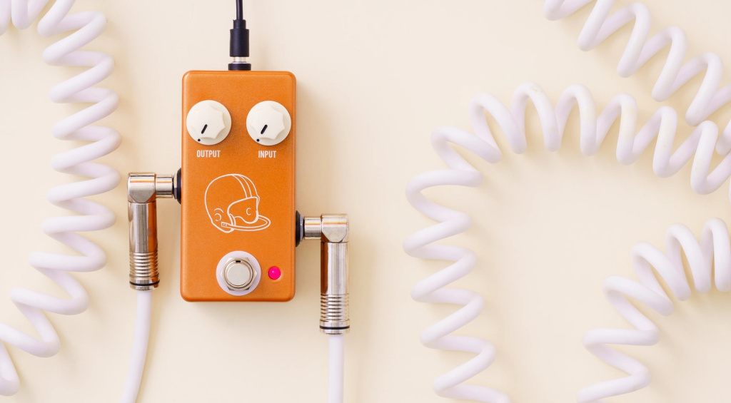 Der JHS The Fumble macht den kleinen, aber feinen Unterschied. Dieser Booster könnte euer neues „Immer-an“-Pedal werden.