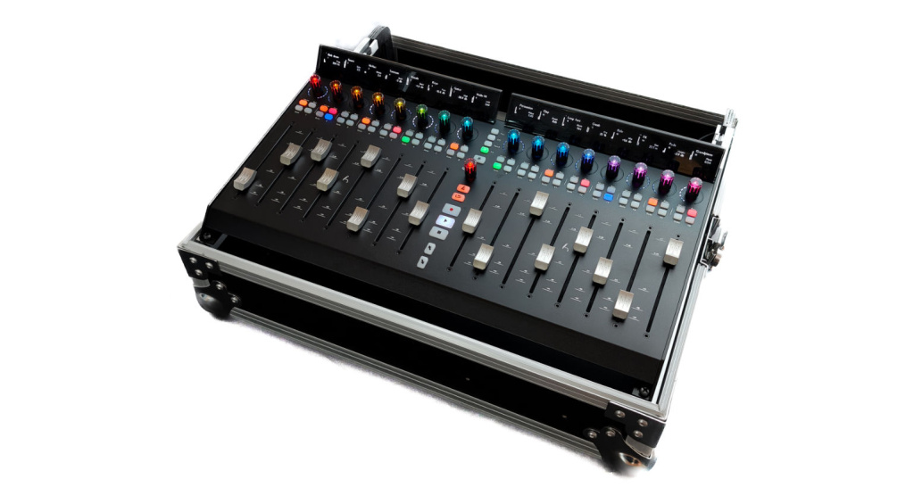 Die neue Variante macht den DAW-Controller für 19-Zoll-Racks und den mobilen Einsatz tauglich