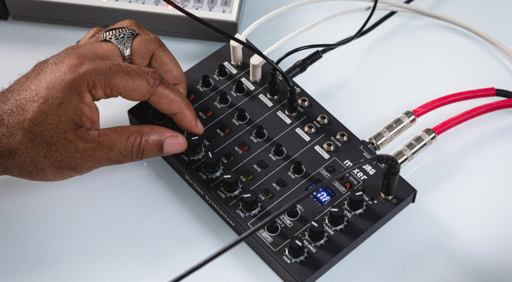 Der kleine Performance-Mixer macht sich auch gut beim Einsatz auf dem Desktop