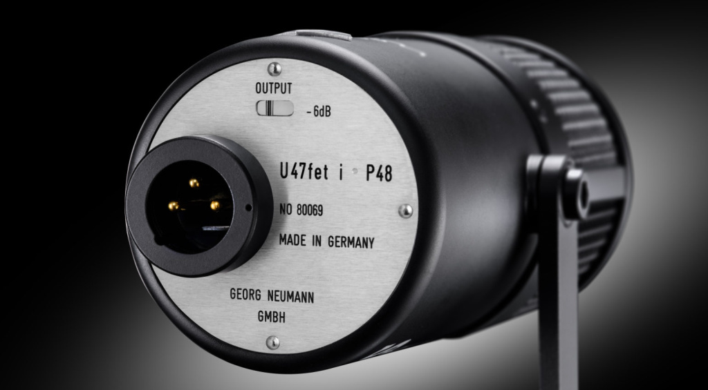 Auf der Unterseite sitzt die aktivierbare 6 dB Absenkung für den Ausgang