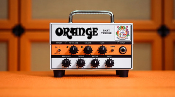 Der neugeborene Orange Baby Terror ist das kompakteste Mini-Topteil im Orange-Portfolio – klein, laut und sehr reif für sein Alter.