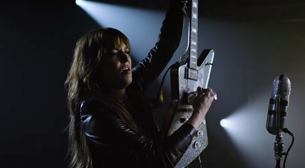 Die Epiphone Lzzy Hale Explorer Custom spiegelt die extravagante Aura der Leadsängerin, Gitarristin wider.