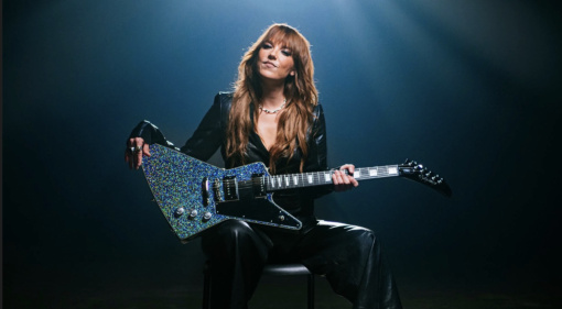 Die Epiphone Lzzy Hale Explorer Custom spiegelt die extravagante Aura der Leadsängerin, Gitarristin wider.