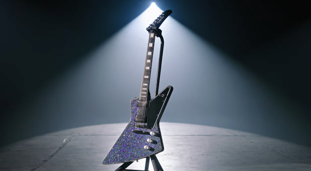 Die Epiphone Lzzy Hale Explorer Custom spiegelt die extravagante Aura der Leadsängerin, Gitarristin wider.