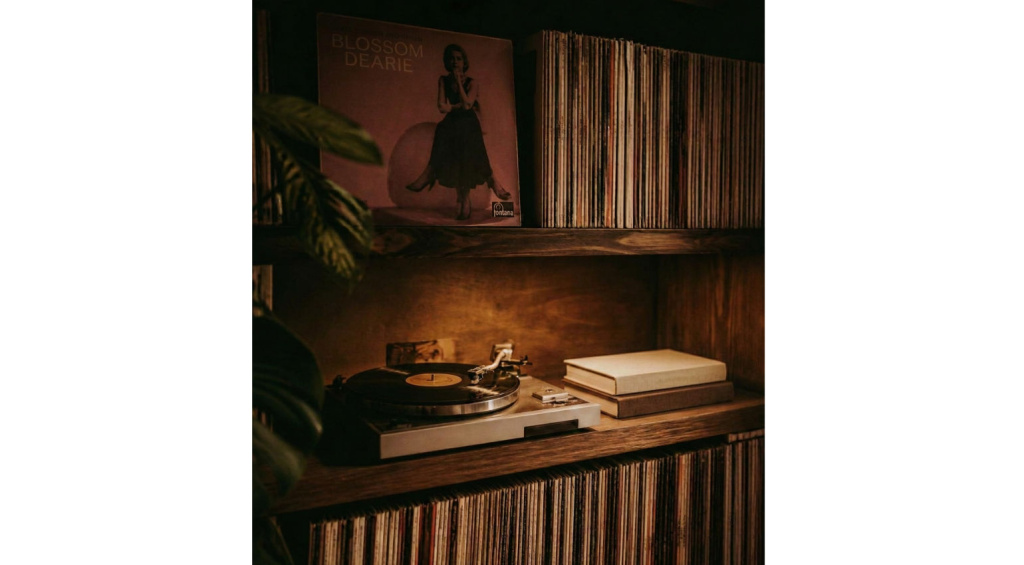 Mit diesem Aufmacher wirbt der Anbieter für Suno Vinyl – ob das Bild wohl auch generiert wurde?