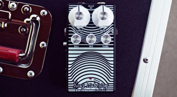 Der EarthQuaker Devices Easy Listening wandelt Mono in Stereo um und beherbergt eine vollanaloge Amp- und Speaker-Simulation.