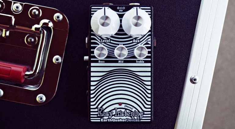 Der EarthQuaker Devices Easy Listening wandelt Mono in Stereo um und beherbergt eine vollanaloge Amp- und Speaker-Simulation.