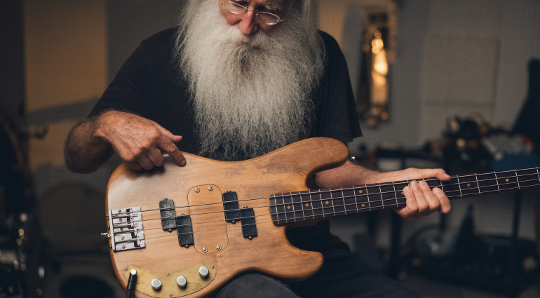 Der Fender Lee Sklar Precision Bass ist eine originalgetreue Nachbildung des stark individualisierten P Basses, der auf unzähligen Alben zu hören ist.