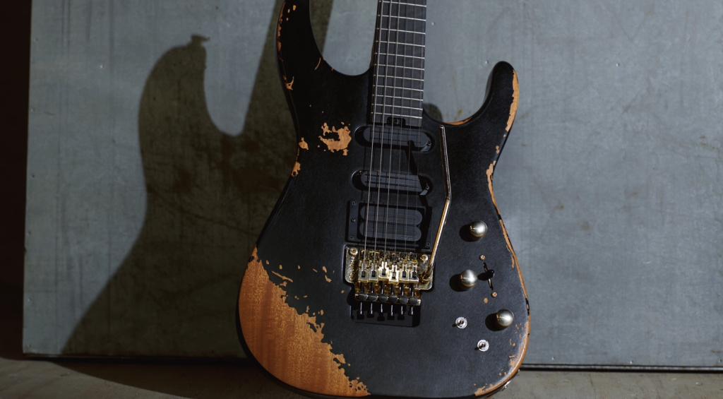 Die Jackson Pro Phil Collen PC1-E in Worn Black ist von Jahrzehnten wilder Bühnenperformances gezeichnet!