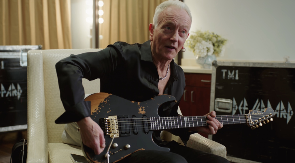 Die Jackson Pro Phil Collen PC1- E in Worn Black ist von Jahrzehnten wilder Bühnenperformances gezeichnet!