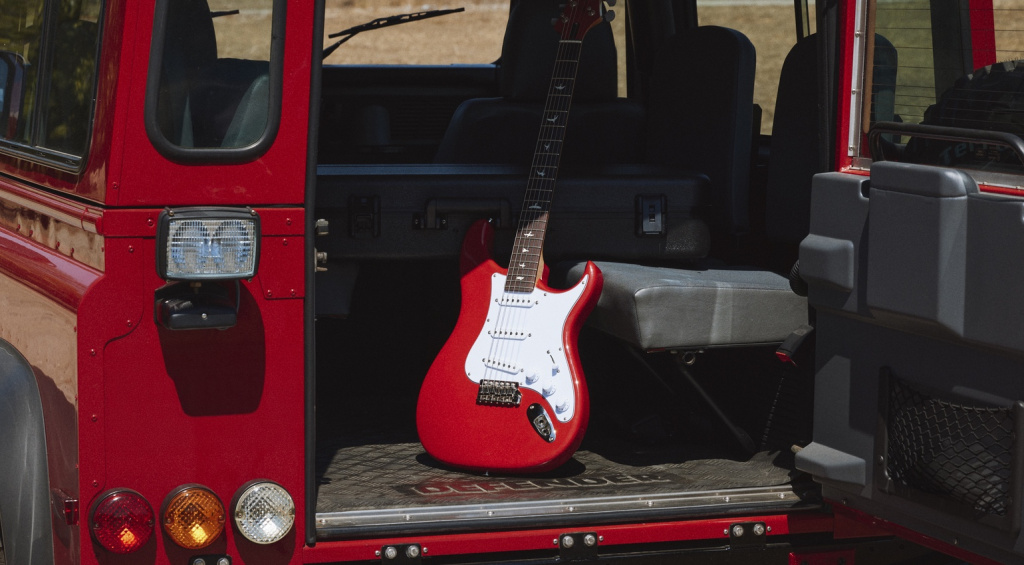 Auf speziellen Wunsch von John Mayer gibt es ab sofort die limitierte Silver Sky Defender-Edition zu bestaunen.